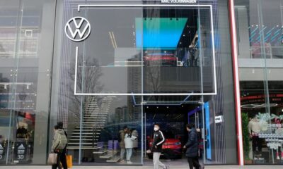 © Reuters. FILE PHOTO: People walk past an ID. Store X showroom of SAIC Volkswagen in Chengdu, Sichuan province, China January 10, 2021. REUTERS/Yilei Sun/File Photo