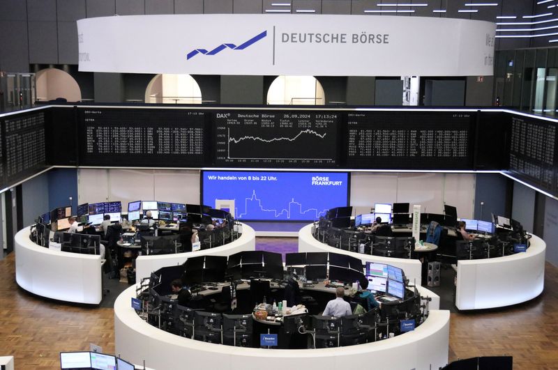 © Reuters. FILE PHOTO: The German share price index DAX graph is pictured at the stock exchange in Frankfurt, Germany, September 26, 2024.     REUTERS/Staff/File photo