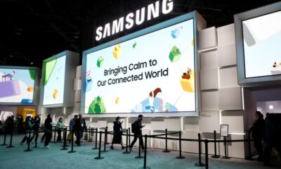 © Reuters. FILE PHOTO: Attendees line up to enter the Samsung booth during CES 2023, an annual consumer electronics trade show, in Las Vegas, Nevada, U.S. January 6, 2023.  REUTERS/Steve Marcus/File Photo