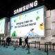 © Reuters. FILE PHOTO: Attendees line up to enter the Samsung booth during CES 2023, an annual consumer electronics trade show, in Las Vegas, Nevada, U.S. January 6, 2023.  REUTERS/Steve Marcus/File Photo