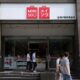 © Reuters. FILE PHOTO: People walk past a store of Chinese retailer MINISO Group in Beijing, China September 13, 2021. REUTERS/Tingshu Wang/File Photo