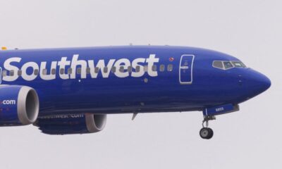 © Reuters. FILE PHOTO: Southwest airline pilots approach to land at San Diego International airport in San Diego, California, U.S., May 18, 2023. REUTERS/Mike Blake/File Photo