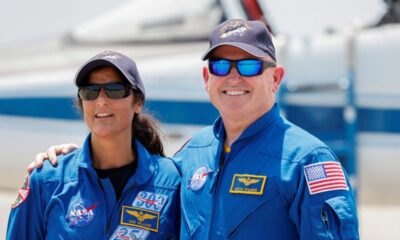 © Reuters. FILE PHOTO: NASA astronauts Butch Wilmore and Suni Williams pose ahead of the launch of Boeing's Starliner-1 Crew Flight Test (CFT), in Cape Canaveral, Florida, U.S., April 25, 2024. REUTERS/Joe Skipper/File Photo