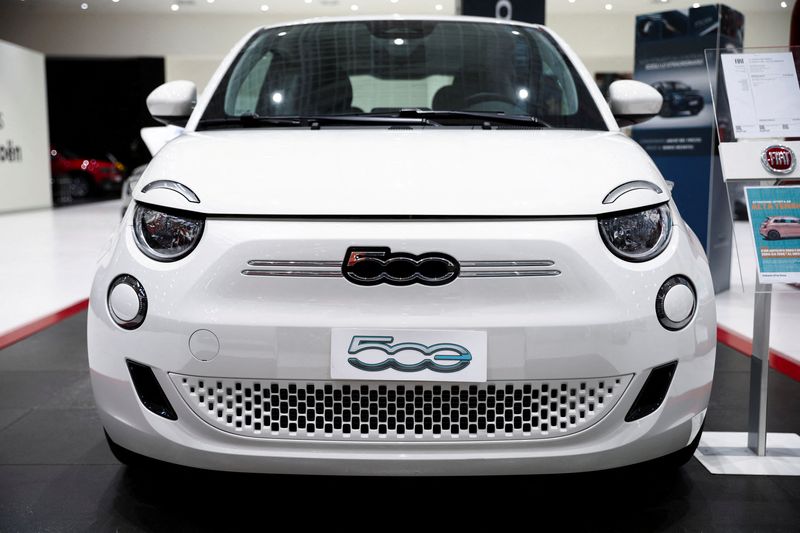 © Reuters. FILE PHOTO: A Fiat 500 electric car is displayed at a showroom of a car dealer in Rome, Italy, November 9, 2023. REUTERS/Guglielmo Mangiapane/File Photo