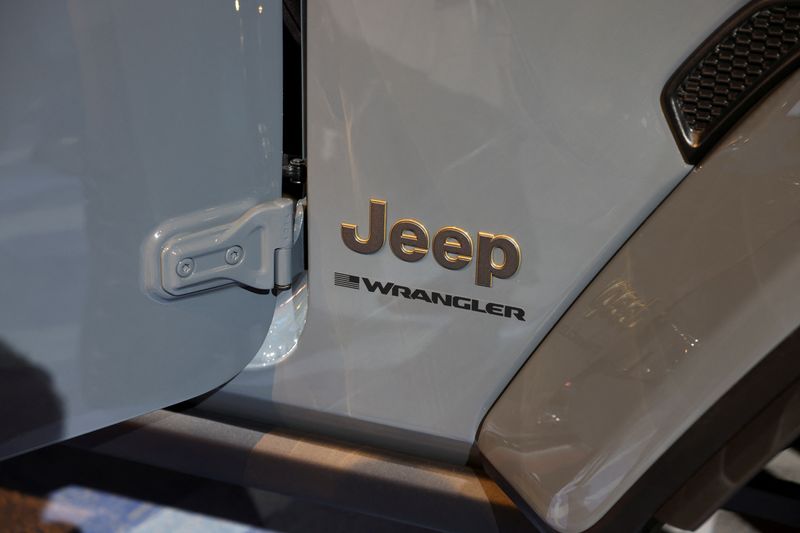 © Reuters. FILE PHOTO: The logo of a 2024 Jeep Wrangler is seen at the New York International Auto Show, in Manhattan, New York City, U.S., April 5, 2023. REUTERS/Andrew Kelly/File Photo