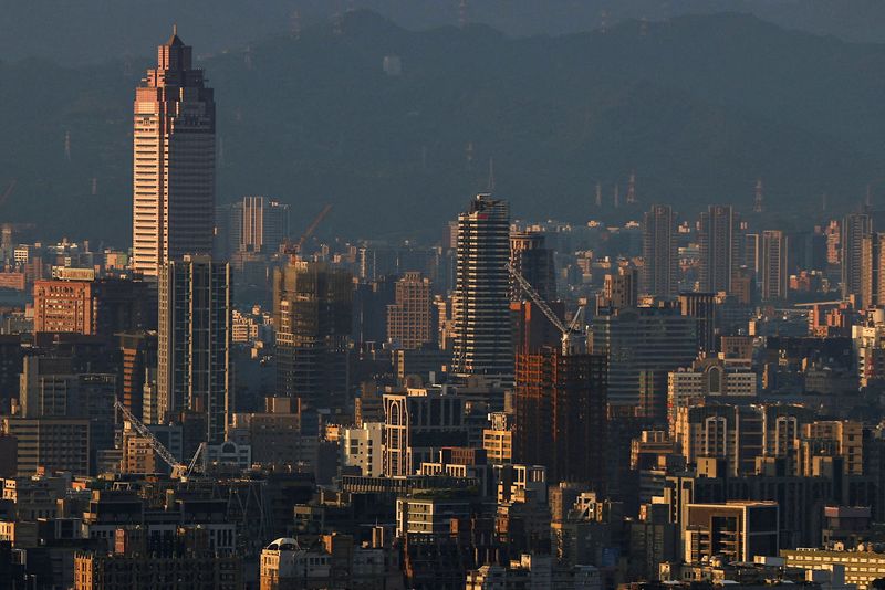 © Reuters. FILE PHOTO: A general view of Taipei skyline during sunrise in Taipei, Taiwan, September 29, 2022. REUTERS/Ann Wang/File Photo