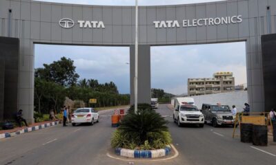 © Reuters. Vehicles pass through the security check at the entrance of Tata Electronics Plant in southern India which makes Apple AAPL.O iPhone component in Hosur, Tamil Nadu, India, September 28, 2024. REUTERS/Haripriya Suresh