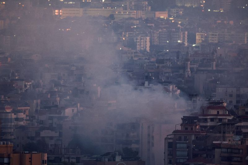 © Reuters. Smoke billows over Beirut's southern suburbs after a strike, amid ongoing hostilities between Hezbollah and Israeli forces, as seen from Sin El Fil, Lebanon, September 29, 2024. REUTERS/Amr Abdallah Dalsh