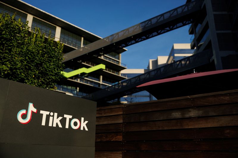 © Reuters. FILE PHOTO: A view shows the office of TikTok after the U.S. House of Representatives overwhelmingly passed a bill that would give TikTok's Chinese owner ByteDance about six months to divest the U.S. assets of the short-video app or face a ban, in Culver City, California, March 13, 2024.  REUTERS/Mike Blake/File Photo