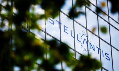 © Reuters. FILE PHOTO: The logo of Stellantis is seen on the company's building in Poissy, near Paris, France, September 4, 2024. REUTERS/Sarah Meyssonnier/File Photo