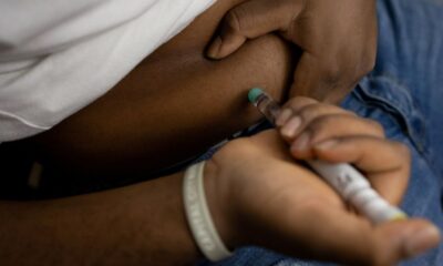 © Reuters. FILE PHOTO: A Type 2 diabetes patient gives himself an insulin shot in Glenarden, Maryland, U.S., July 15, 2021. REUTERS/Hannah Beier/file photo