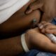 © Reuters. FILE PHOTO: A Type 2 diabetes patient gives himself an insulin shot in Glenarden, Maryland, U.S., July 15, 2021. REUTERS/Hannah Beier/file photo