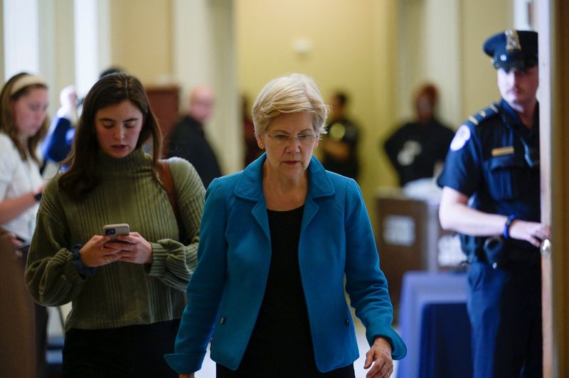 © Reuters. U.S. Senator Elizabeth Warren (D-MA) walks following a Senate Democratic caucus meeting on Capitol Hill in Washington, U.S., September 28, 2023. REUTERS/Craig Hudson/File Photo