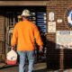 © Reuters. FILE PHOTO: A steel worker returns to U.S. Steel Granite City Works in Granite City, Illinois, U.S., May 24, 2018. REUTERS/Lawrence Bryant/File Photo