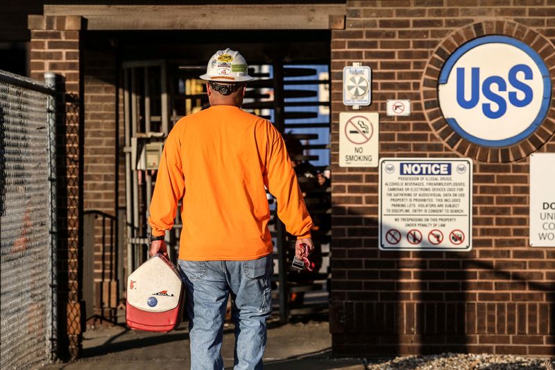 © Reuters. FILE PHOTO: A steel worker returns to U.S. Steel Granite City Works in Granite City, Illinois, U.S., May 24, 2018. REUTERS/Lawrence Bryant/File Photo