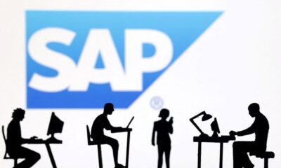 © Reuters. FILE PHOTO: Figurines with computers and smartphones are seen in front of SAP logo in this illustration taken, February 19, 2024. REUTERS/Dado Ruvic/Illustration/File Photo