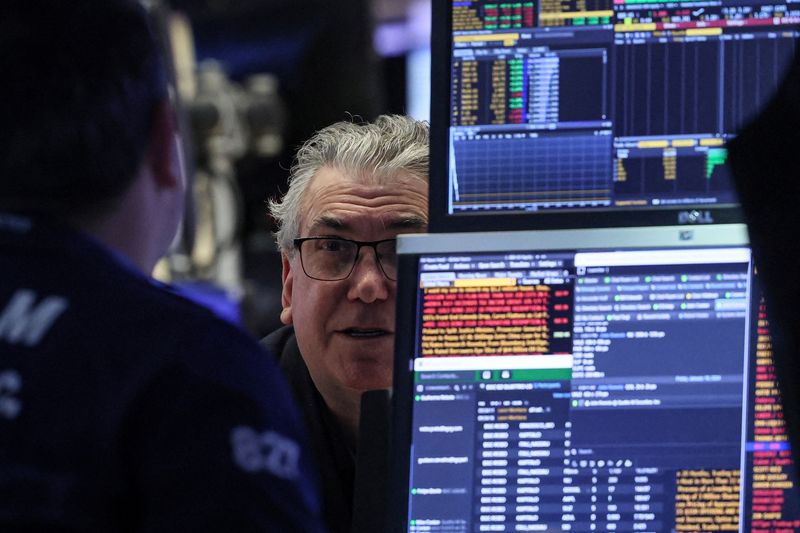 © Reuters. Traders work on the floor at the New York Stock Exchange (NYSE) in New York City, U.S., January 19, 2024.  REUTERS/Brendan McDermid/File Photo