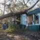 © Reuters. Nash Harris and his mother Alicia walk towards the home where they had been living to try and find some salvageable clothing after Hurricane Helene made landfall in Steinhatchee, Florida, U.S., September 27, 2024. REUTERS/Kathleen Flynn