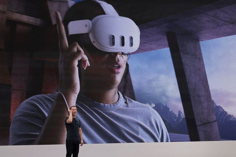 © Reuters. FILE PHOTO: Meta CEO Mark Zuckerberg delivers a speech, as a person wearing a VR headset appears on screen, during the Meta Connect event at the company's headquarters in Menlo Park, California, U.S., September 27, 2023. REUTERS/Carlos Barria/File Photo