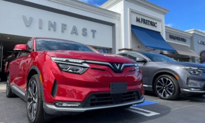 © Reuters. FILE PHOTO: VinFast electric vehicles are parked before delivery to their first customers at a store in Los Angeles, California, U.S.,  March 1, 2023. REUTERS/Lisa Baertlein/File Photo