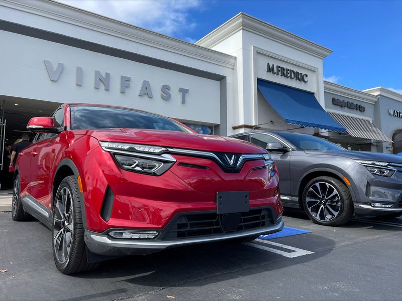 © Reuters. FILE PHOTO: VinFast electric vehicles are parked before delivery to their first customers at a store in Los Angeles, California, U.S.,  March 1, 2023. REUTERS/Lisa Baertlein/File Photo