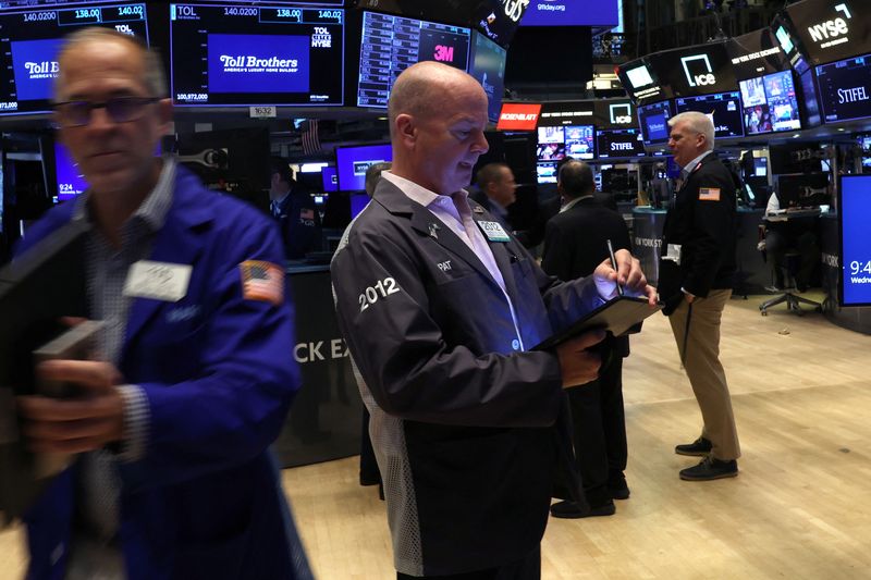 © Reuters. FILE PHOTO: Traders work on the floor at the New York Stock Exchange (NYSE) in New York City, U.S., September 11, 2024.  REUTERS/Brendan McDermid/File Photo