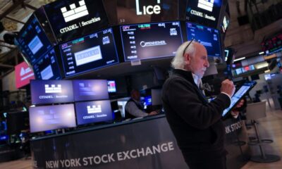 © Reuters. A trader works on the trading floor at The New York Stock Exchange (NYSE) following the Federal Reserve rate announcement, in New York City, U.S., September 18, 2024. REUTERS/Andrew Kelly