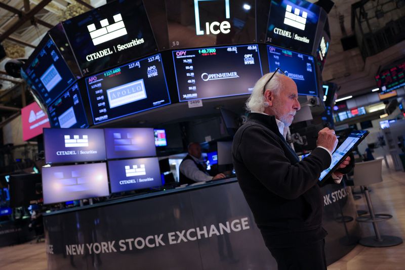 © Reuters. A trader works on the trading floor at The New York Stock Exchange (NYSE) following the Federal Reserve rate announcement, in New York City, U.S., September 18, 2024. REUTERS/Andrew Kelly