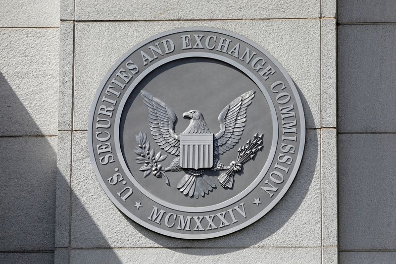 © Reuters. FILE PHOTO: The seal of the U.S. Securities and Exchange Commission (SEC) is seen at their headquarters in Washington, D.C., U.S., May 12, 2021.  REUTERS/Andrew Kelly/File Photo