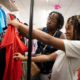 © Reuters. Tonya Young and her grandson Anthony Young shop at a Family Dollar store in Nashville, August 17, 2024. REUTERS/Kevin Wurm