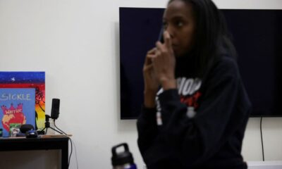 © Reuters. A view of paintings related to sickle cell on a table as Dominique Goodson, who has sickle cell and advocates for awareness about the disease, takes a phone call in her room at her home in the Brooklyn borough of New York City, New York, U.S., August 6, 2024. REUTERS/Kent J Edwards