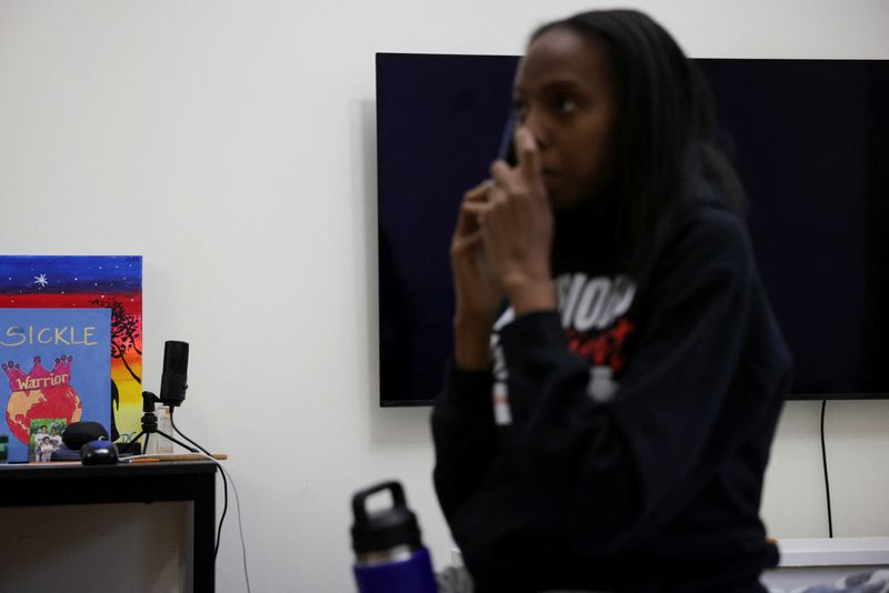 © Reuters. A view of paintings related to sickle cell on a table as Dominique Goodson, who has sickle cell and advocates for awareness about the disease, takes a phone call in her room at her home in the Brooklyn borough of New York City, New York, U.S., August 6, 2024. REUTERS/Kent J Edwards