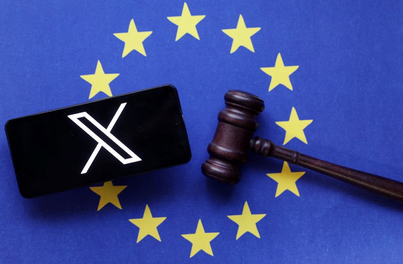 © Reuters. FILE PHOTO: X logo, EU flag and Judge gavel are seen in this illustration taken, August 6, 2024. REUTERS/Dado Ruvic/Illustration/File Photo