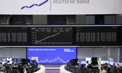 © Reuters. FILE PHOTO: The German share price index DAX graph is pictured at the stock exchange in Frankfurt, Germany, September 27, 2024. REUTERS/Staff/File photo