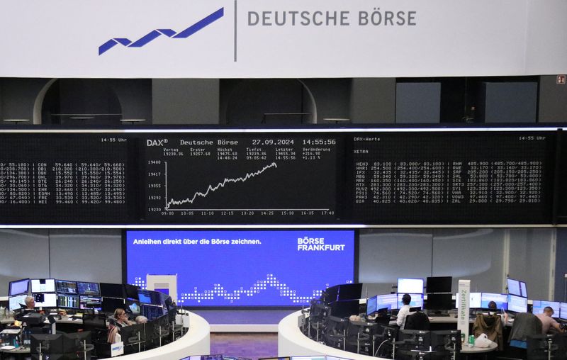 © Reuters. FILE PHOTO: The German share price index DAX graph is pictured at the stock exchange in Frankfurt, Germany, September 27, 2024. REUTERS/Staff/File photo