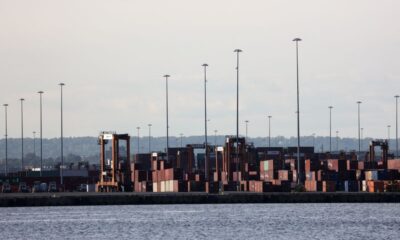 © Reuters. Shipping containers are loaded onto trucks at the Port Authority of New York and New Jersey in, Newark, New Jersey, U.S., September 30, 2024. REUTERS/Caitlin Ochs