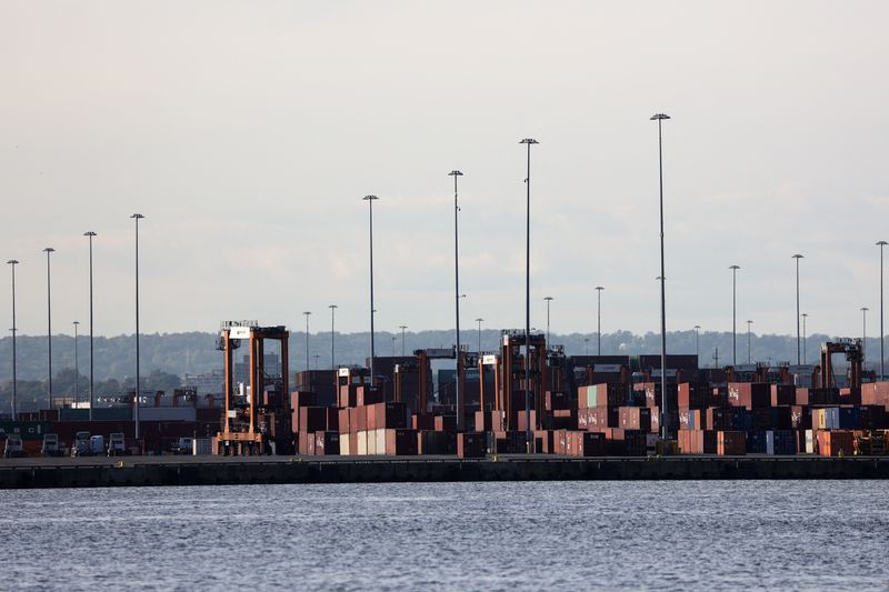 © Reuters. Shipping containers are loaded onto trucks at the Port Authority of New York and New Jersey in, Newark, New Jersey, U.S., September 30, 2024. REUTERS/Caitlin Ochs