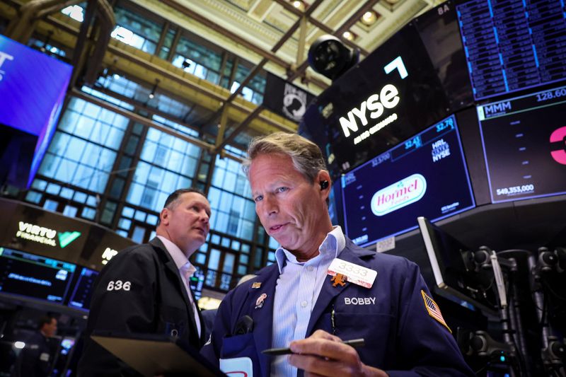 © Reuters. Traders work on the floor at the New York Stock Exchange (NYSE) in New York City, U.S., September 9, 2024.  REUTERS/Brendan McDermid